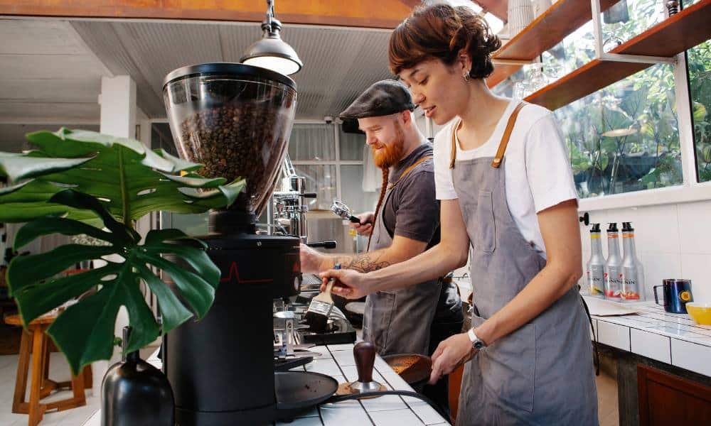 Des cuisiniers employant une machine à café professionnelle