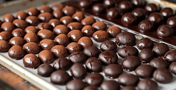 Comment réaliser de délicieux grains de café enrobés de chocolat : recette facile